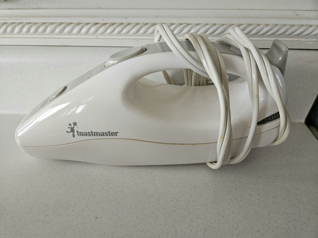 Iona hand mixer with beaters and Toastmaster Electric Knife with blade attachments - image 7 of 8