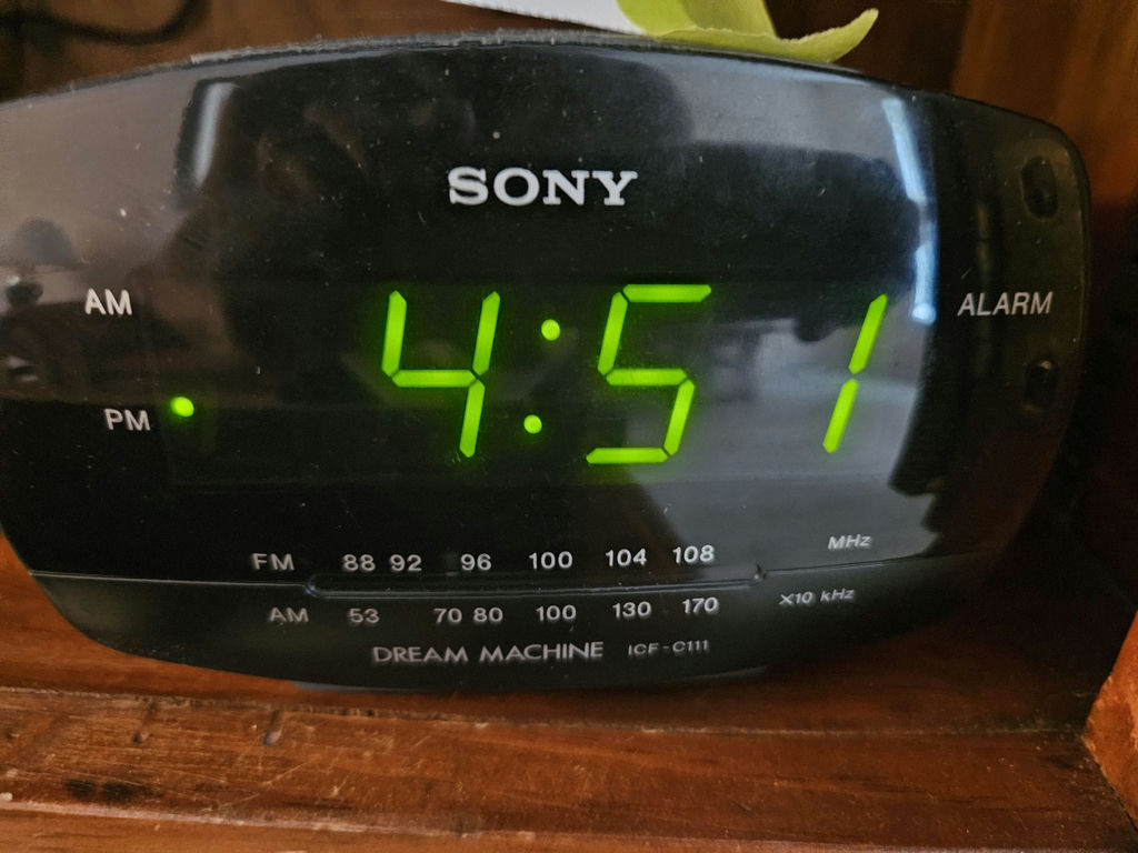 Sony Dream Machine alarm clock radio with green LED display - image 2 of 5