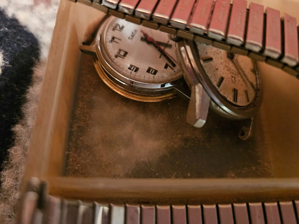 Assorted metal-band wristwatches in a plastic case - image 3 of 3