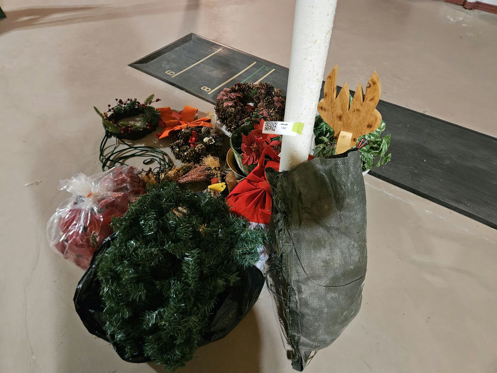 Assorted Christmas wreaths and holiday decorations - image 1 of 5
