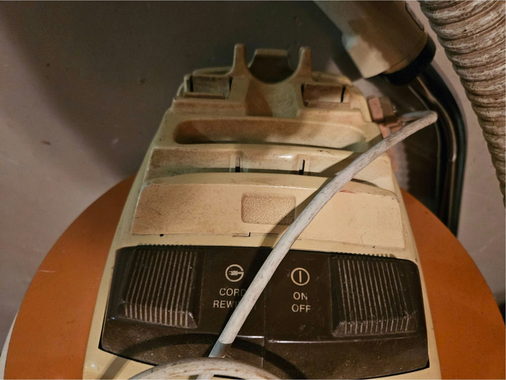 Hoover Celebrity IV Deluxe Canister Vacuum Cleaner - image 3 of 5