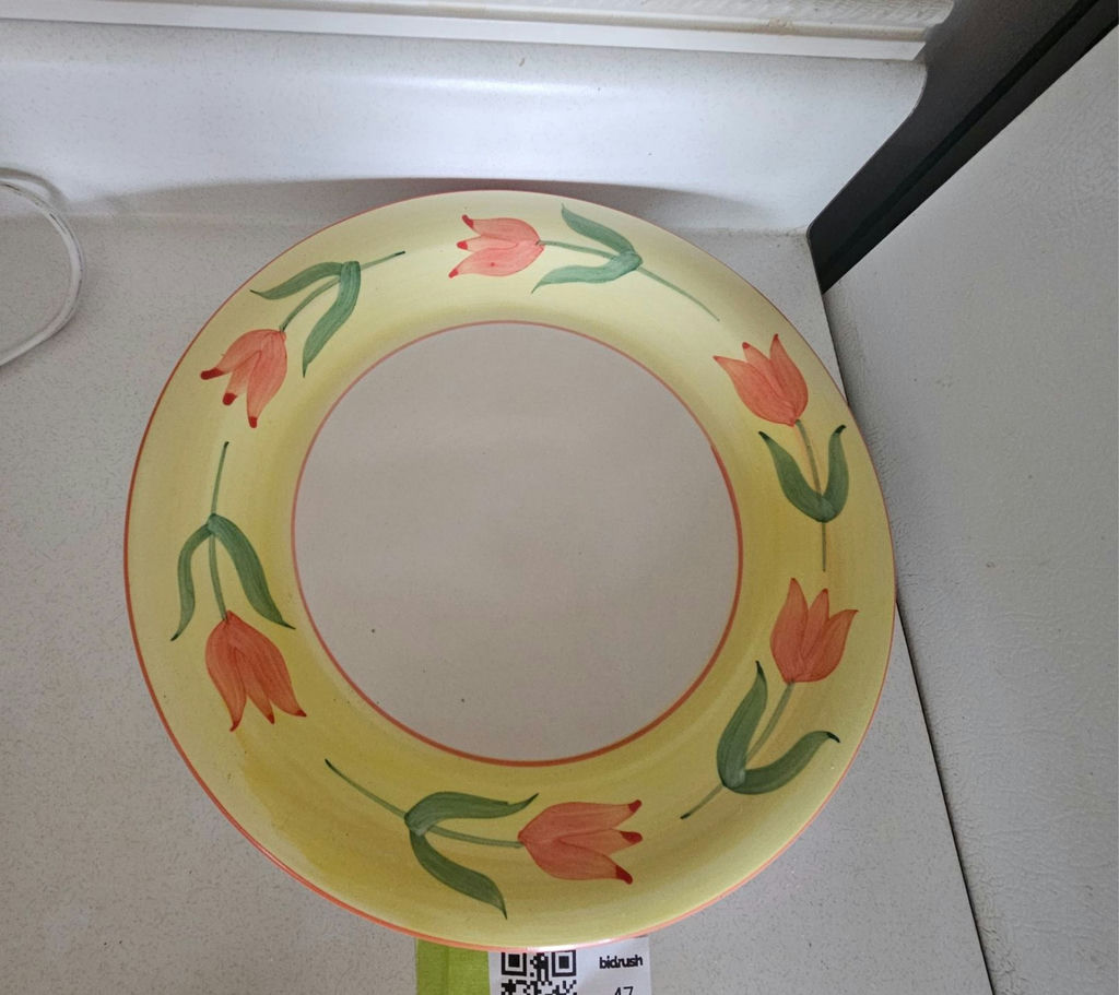 Round decorative 11" tulip-pattern ceramic plate/platter - image 1 of 3