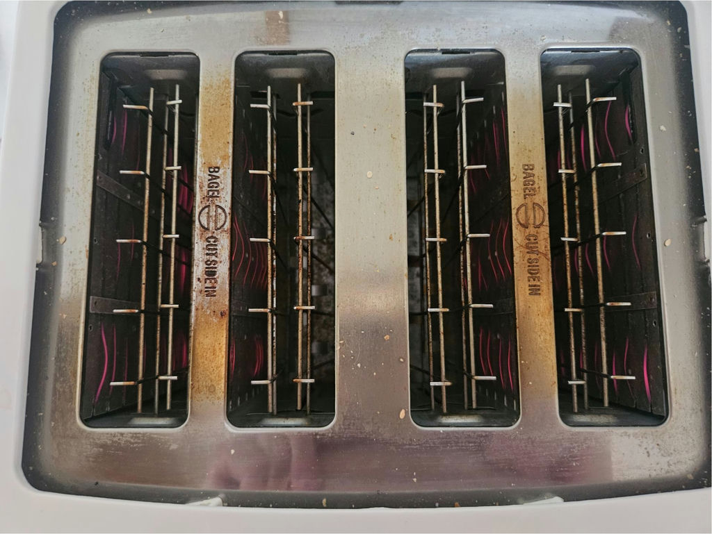 White Black & Decker four-slice toaster - image 4 of 5