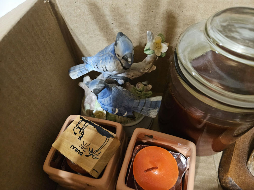 Box of assorted decorative figurines and trinkets - image 4 of 7