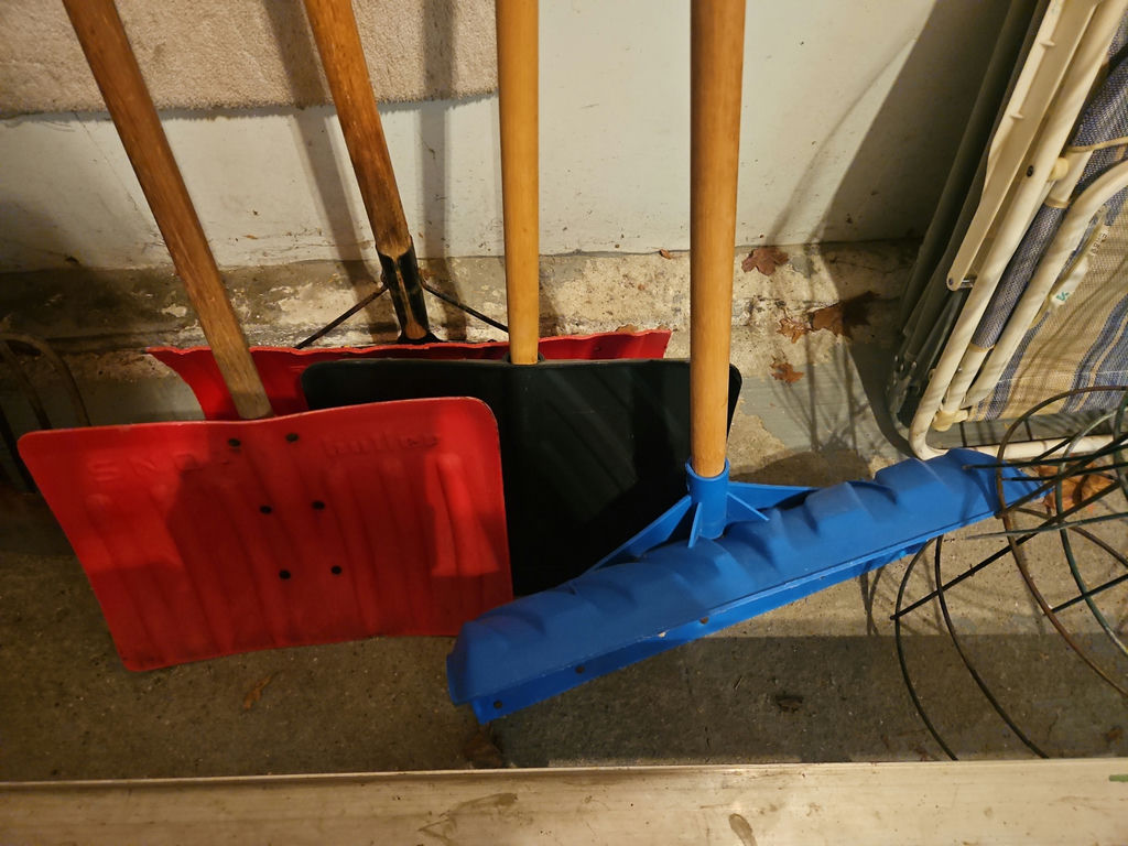 4 Snow Shovels - image 2 of 4