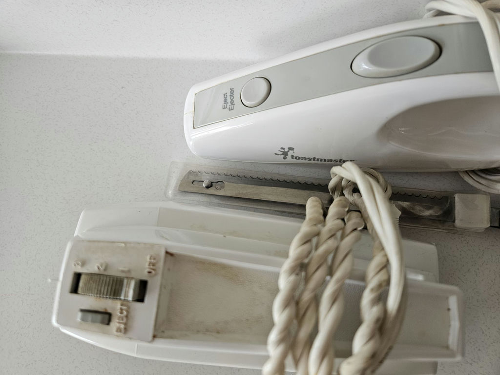 Iona hand mixer with beaters and Toastmaster Electric Knife with blade attachments - image 8 of 8