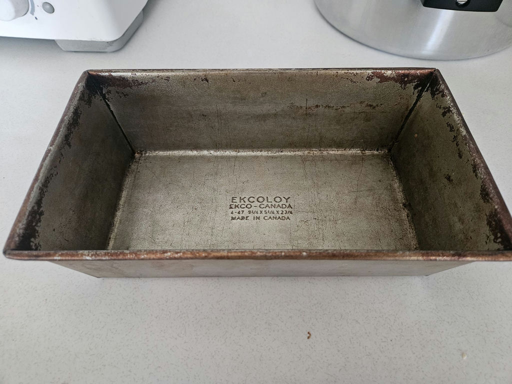 Assorted metal bakeware set (heart cake pan, loaf pans, sheet pans, and roasting pan) - image 6 of 8