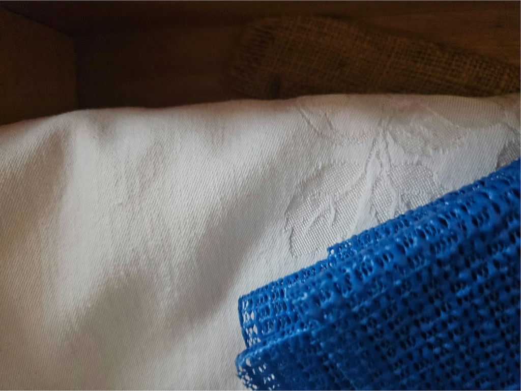 Assorted tablecloths and place mats - image 3 of 7