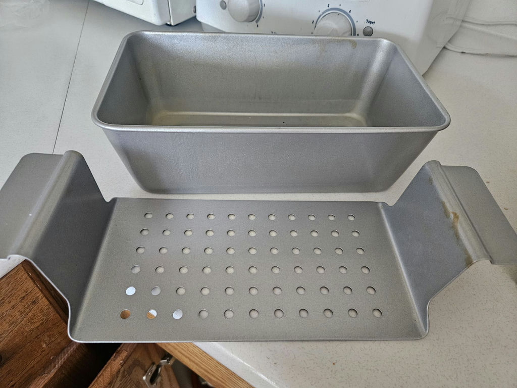 Assorted metal bakeware set (heart cake pan, loaf pans, sheet pans, and roasting pan) - image 3 of 8