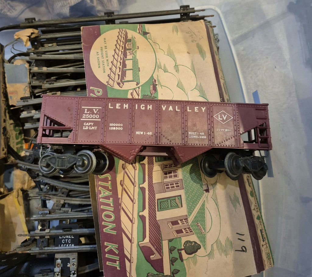 Vintage Lionel Train And Plasticville U.S.A. Model Train Buildings, Track, and Train Parts - image 5 of 12