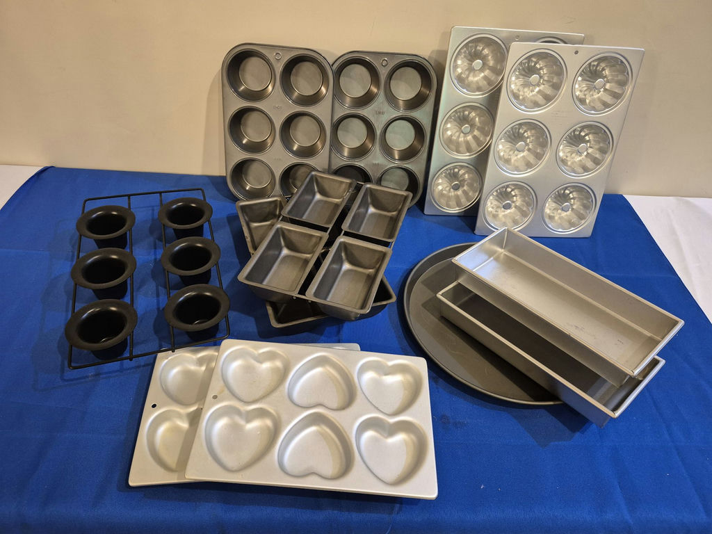Assorted Baking Pans and Specialty Bakeware - image 2 of 8