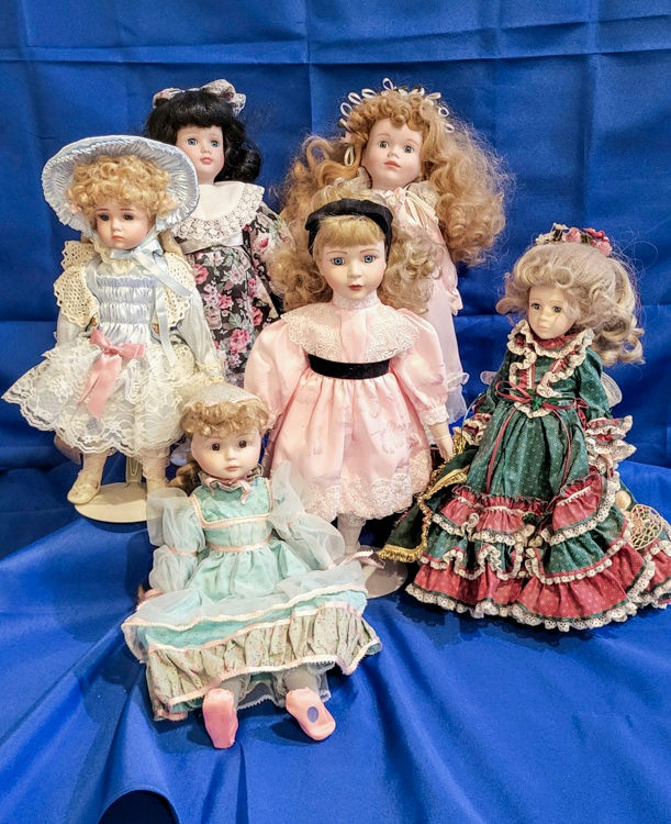 Dynasty Doll + Additional Dolls - image 3 of 3