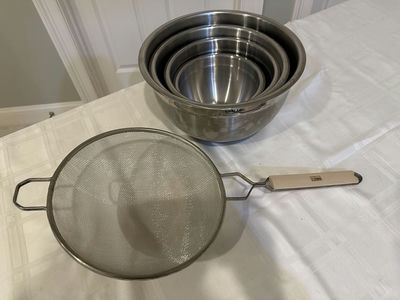 Stainless steel nesting bowls and a metal mesh strainer - Image 1 of 5