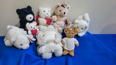 Assorted plush teddy bears - Image 1 of 2