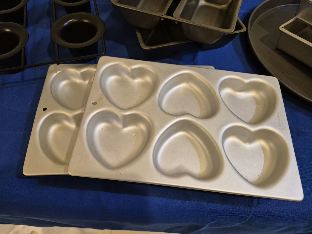 Assorted Baking Pans and Specialty Bakeware - image 3 of 8