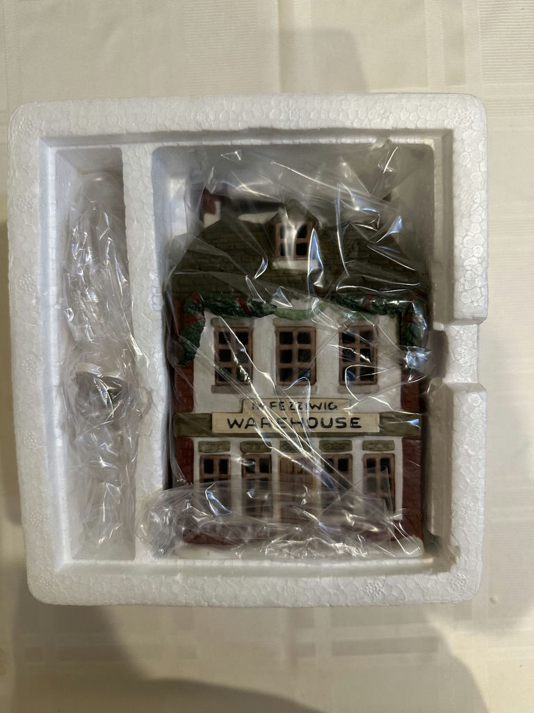 Dickens Village Fezziwig's Warehouse - image 4 of 9