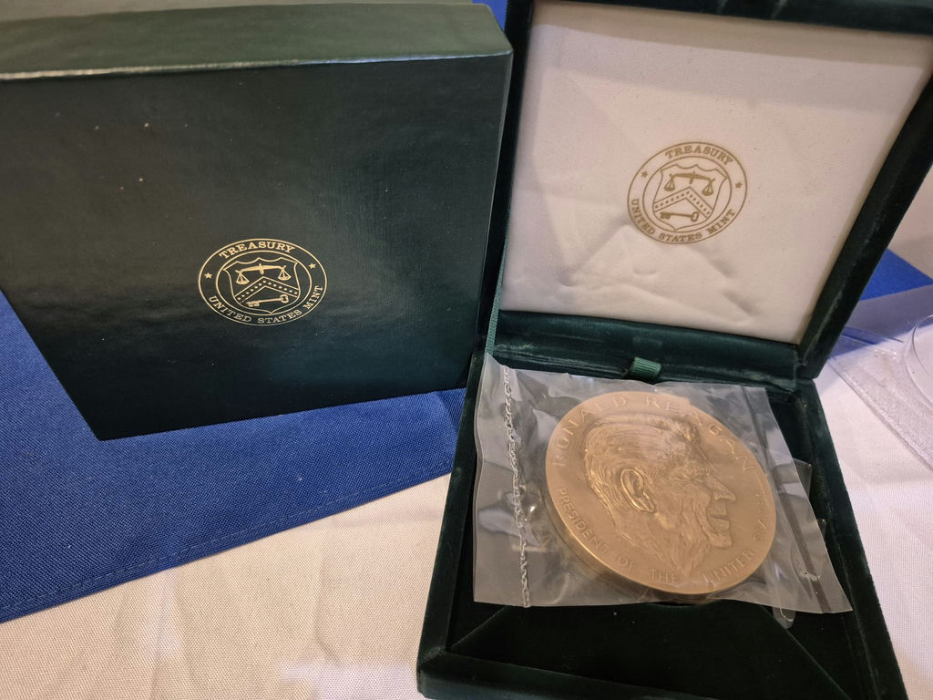 Ronald Reagan United States Mint Commemorative Medal with Presentation Box - image 1 of 3