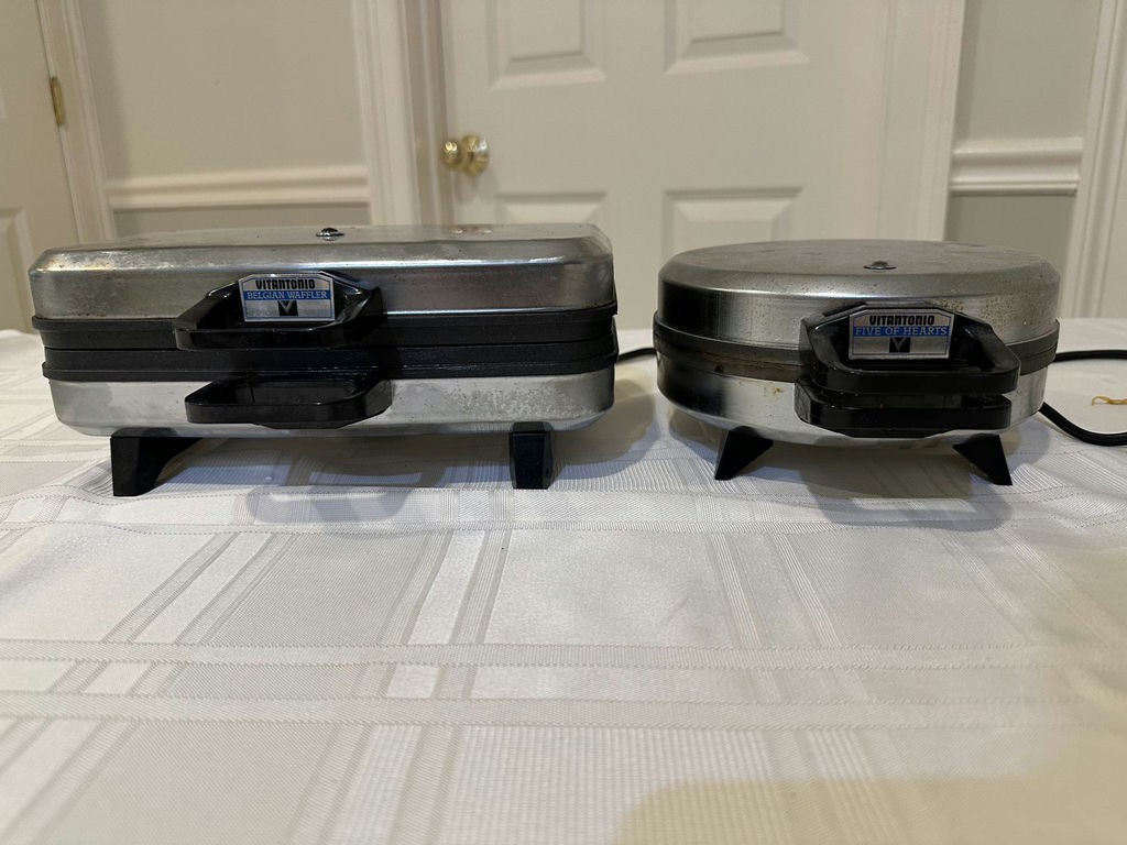 Vitantonio Electric waffle irons: rectangular and round four-leaf-clover - image 1 of 8