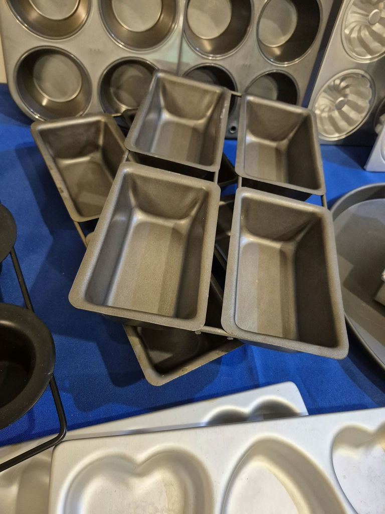 Assorted Baking Pans and Specialty Bakeware - image 5 of 8