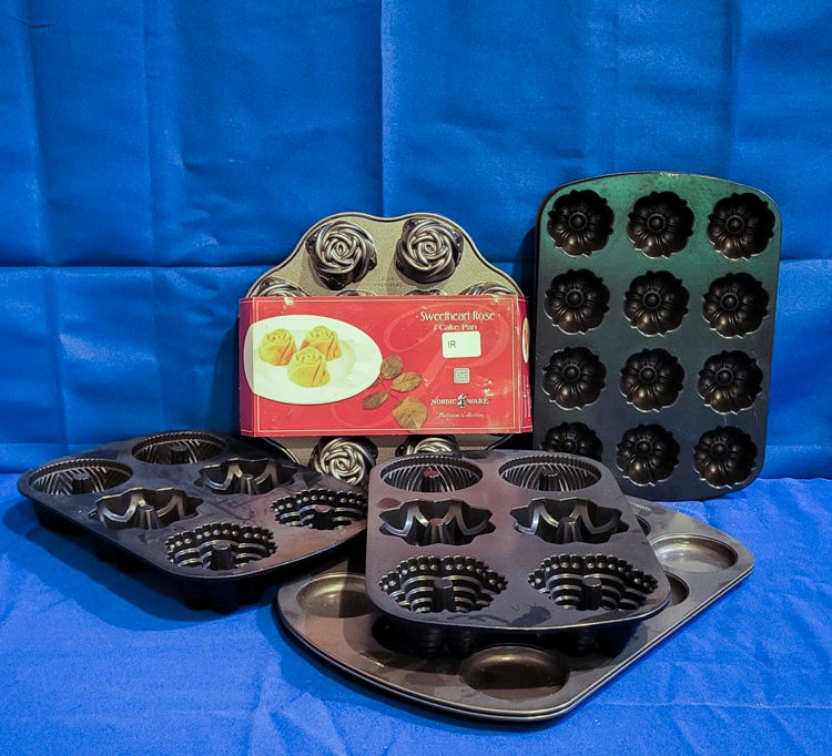 Muffin Pans and Glass Bakeware - image 2 of 4