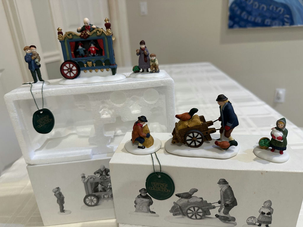 Heritage Village Collection Miniature Figurine Set with Cart and Theater Wagon - image 5 of 10