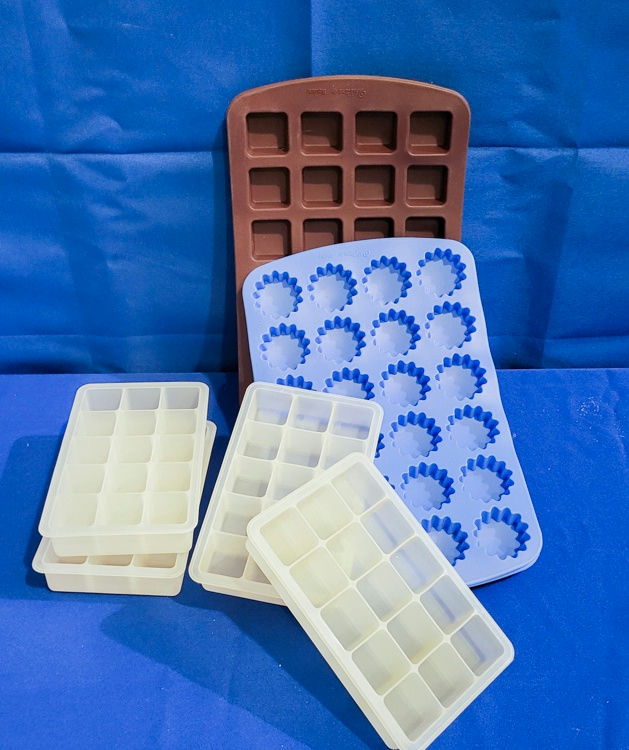 Silicone and Plastic Baking Molds - image 2 of 3