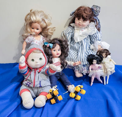 Assorted doll collection (plush, fashion, and porcelain dolls) with roller-skate accessories - Image 1 of 2