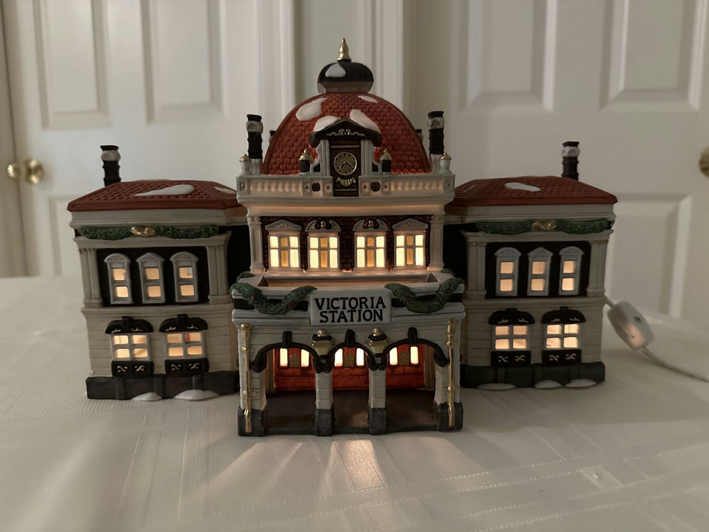 Dickens Village- Victoria Station -  - image 1 of 7