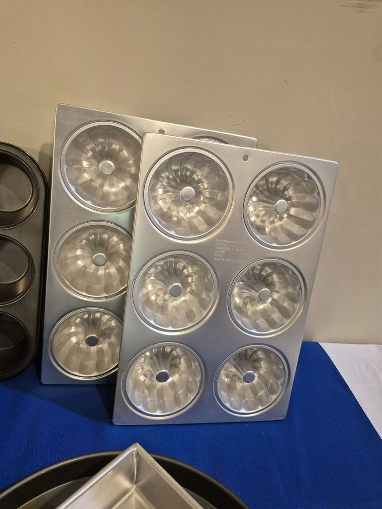 Assorted Baking Pans and Specialty Bakeware - image 7 of 8