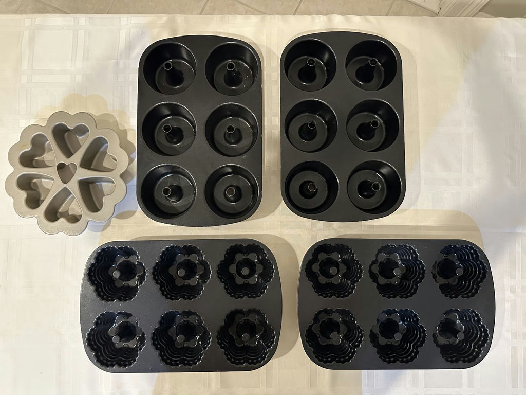 Assorted baking pans and molds (flower, heart, and round mini-bundt shapes) - image 2 of 5