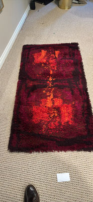 Rectangular shaggy rug with red and orange pattern - Image 1 of 2