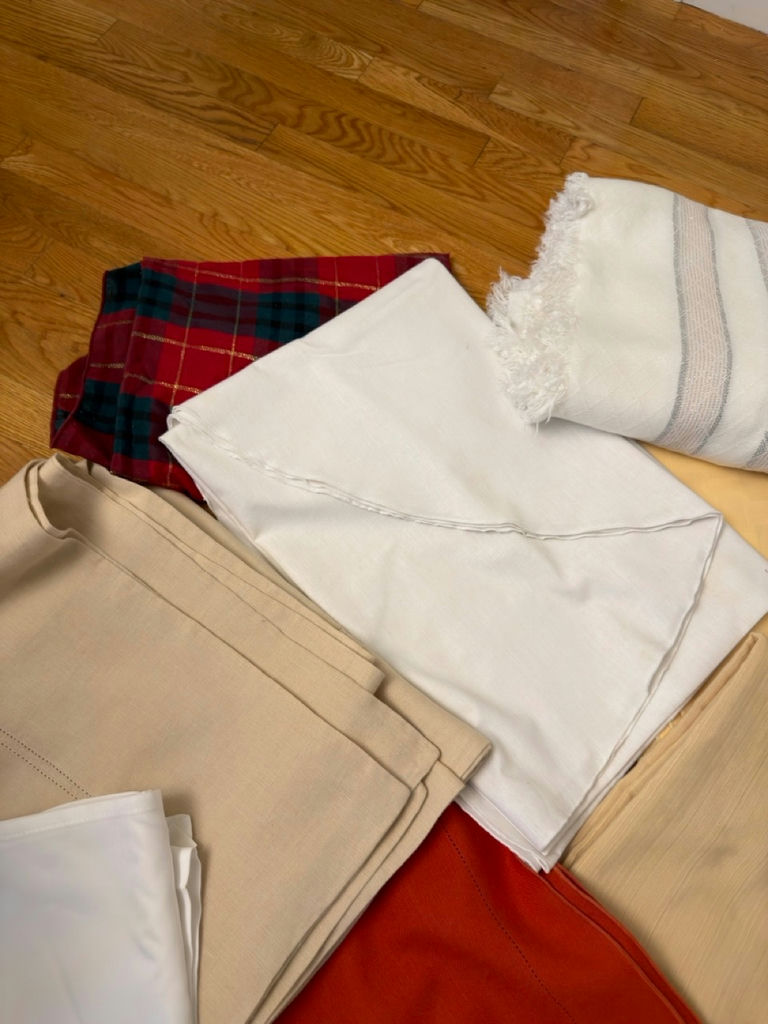 Linen Lot - Tablecloths - image 5 of 6