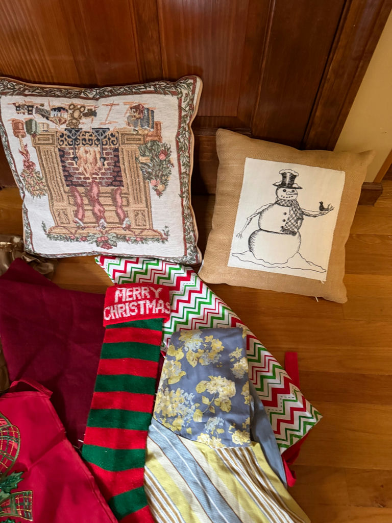 Christmas Linens - image 2 of 5