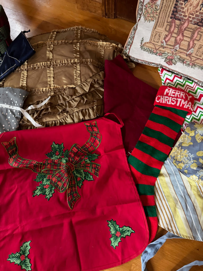 Christmas Linens - image 3 of 5