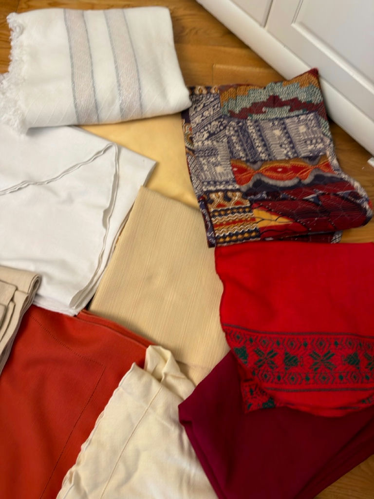 Linen Lot - Tablecloths - image 4 of 6
