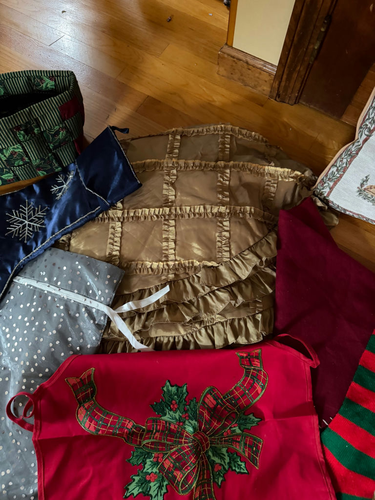 Christmas Linens - image 4 of 5