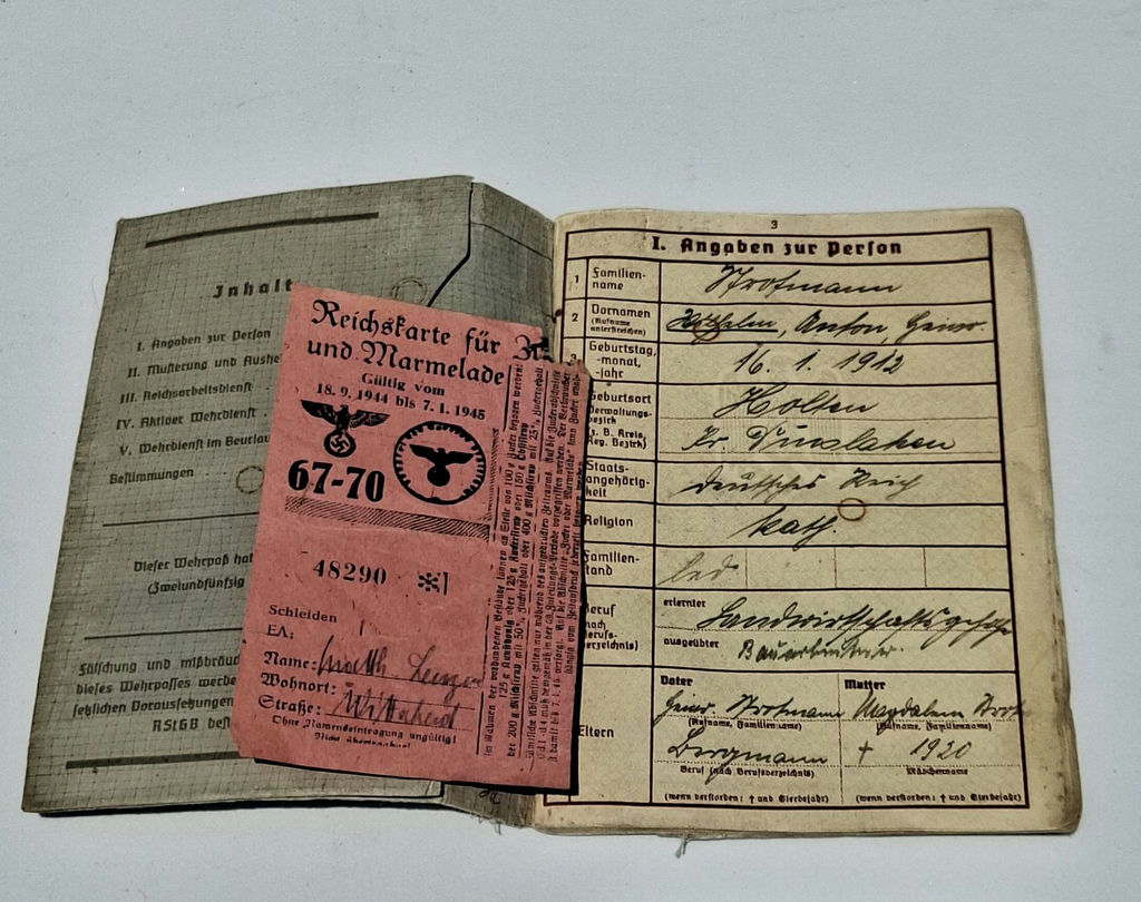 ORIGINAL WW2 German Wehrpass Military Document and Ration Card - image 3 of 5