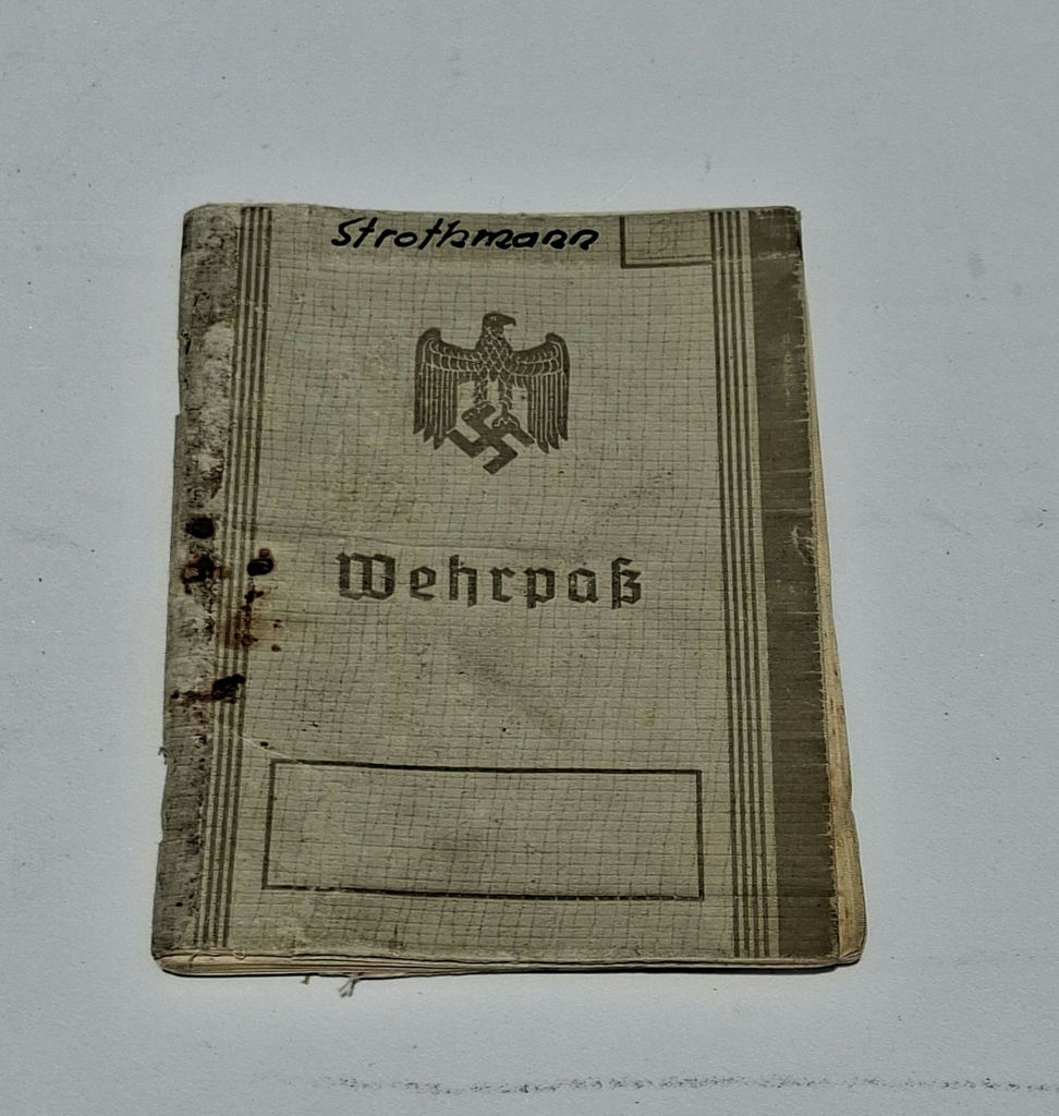 ORIGINAL WW2 German Wehrpass Military Document and Ration Card - image 1 of 5