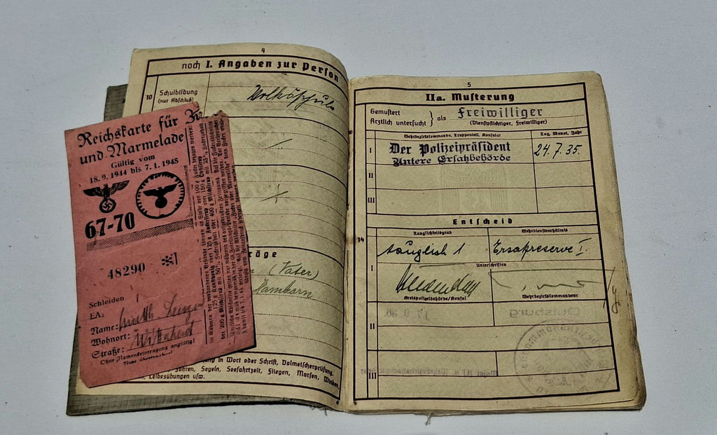 ORIGINAL WW2 German Wehrpass Military Document and Ration Card - image 4 of 5
