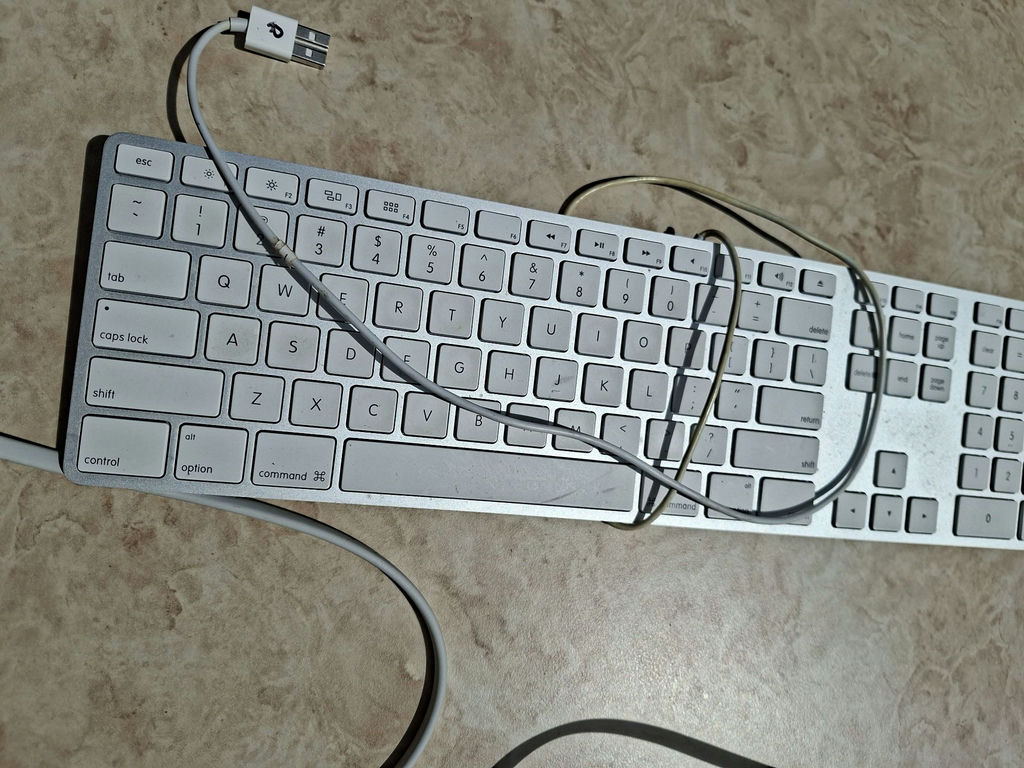 Apple Mac Mini and Apple Wired Keyboard - image 3 of 9