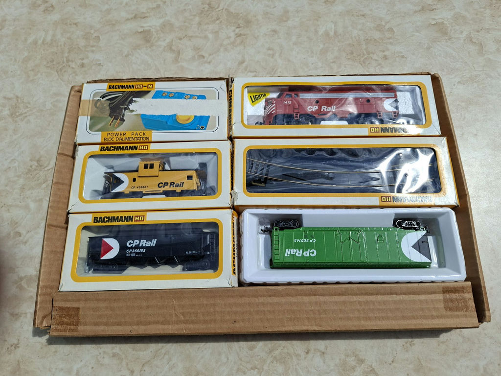 Bachmann HO Scale CP Rail Train Set Components and Accessories - image 1 of 5