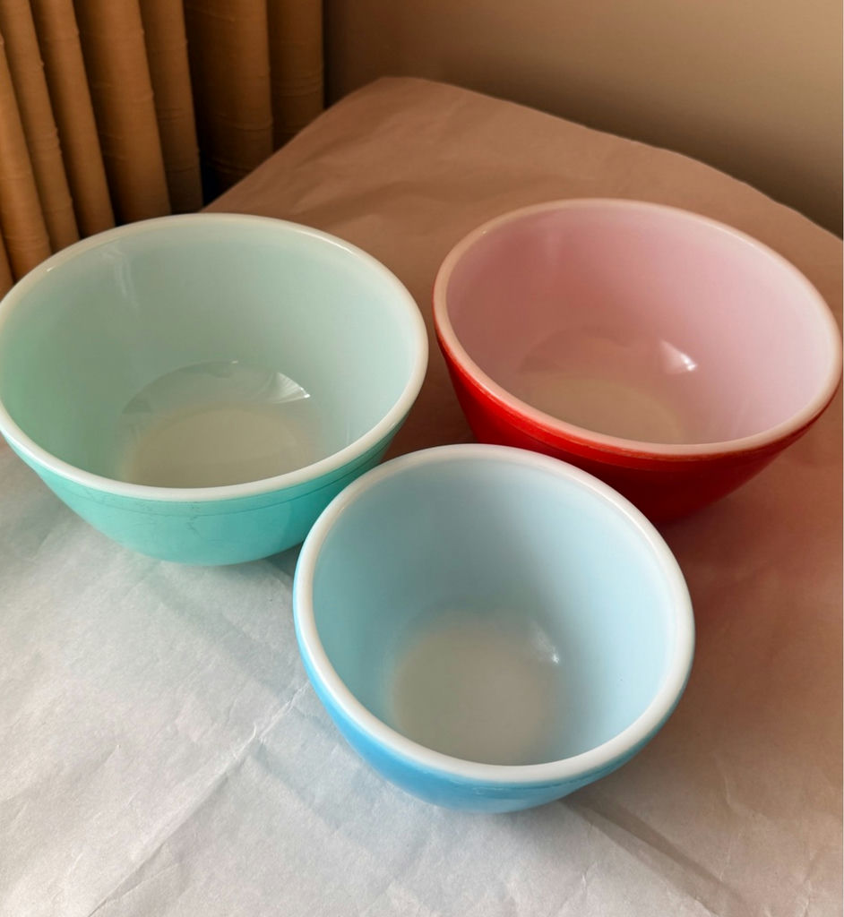 Set of Three Vintage Pyrex Mixing Bowls - image 4 of 8