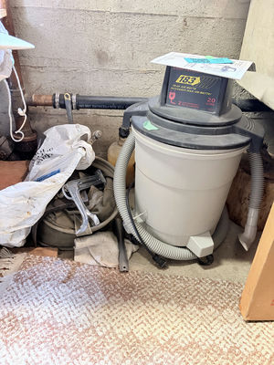 Craftsman 20 Litre Wet/Dry Vacuum with Hose and Manual - Image 1 of 5