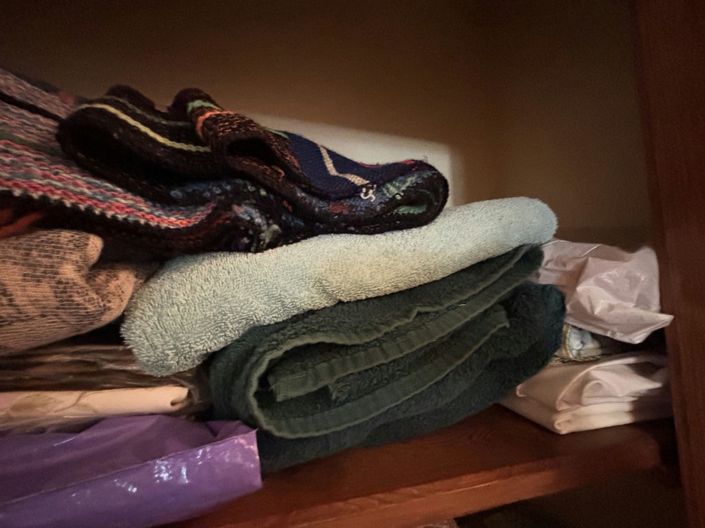 Assorted Towels, Linens, and Blankets - image 3 of 14