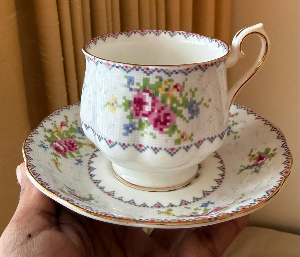 Assorted Vintage Tea Cups and Saucers - image 11 of 18