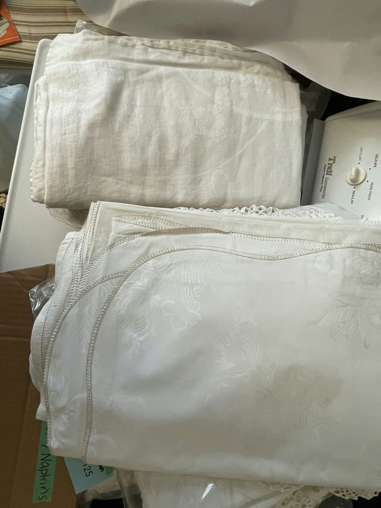 Assorted Table Linens - image 4 of 5