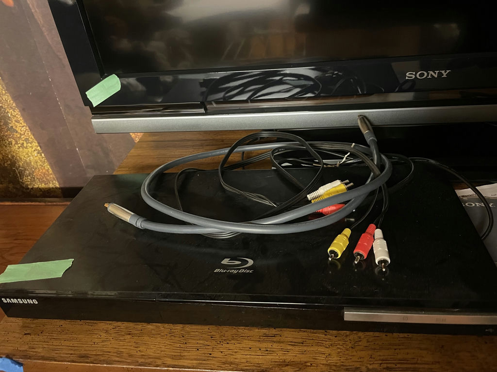 Sony Bravia 40 Inch LCD TV with Samsung Blu-ray Player and Accessories - image 5 of 8