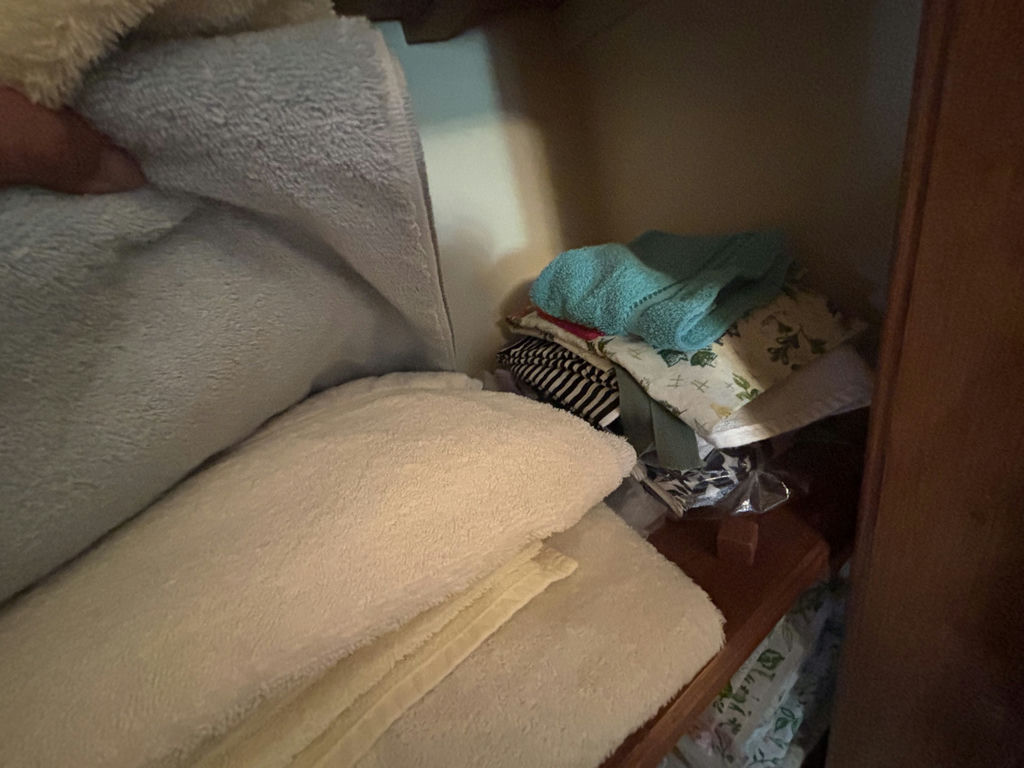 Assorted Towels, Linens, and Blankets - image 5 of 14
