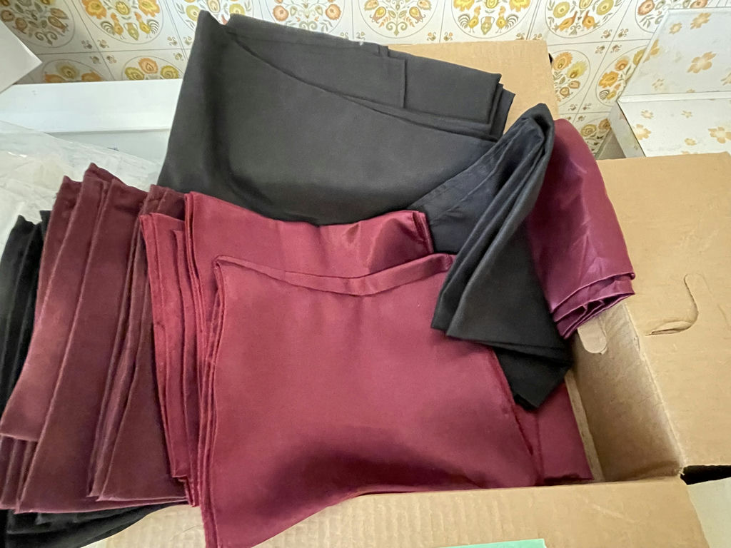 Assorted Table Linens - image 3 of 5