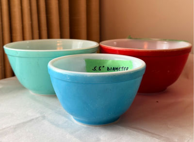 Set of Three Vintage Pyrex Mixing Bowls - Image 1 of 8